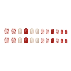 Faux ongles courts rouges et dorés pailletés avec motifs à carreaux et décorations d'étoiles
