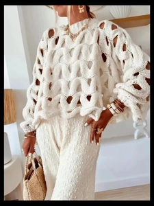 Ensemble pull en maille ajourée et pantalon tricoté blanc crème pour vacances à la plage