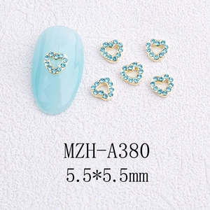 Détails des charms à ongles cœur avec strass bleus et base dorée, taille 5,5x5,5mm