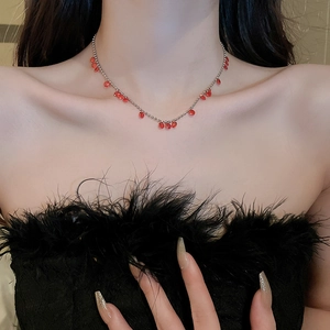 Collier géométrique vintage avec perles argentées et treize pendentifs gouttes en zircon