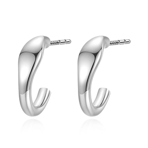 Boucles d'oreilles minimalistes en argent S925 en forme de C avec un design aérodynamique