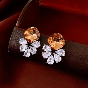 Boucles d'oreilles en or rose avec zircons champagne et pendentifs en forme de goutte
