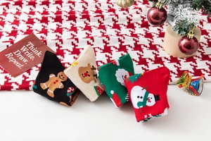 Vierer-Set Weihnachts-Baumwollsocken mit Motiven von Lebkuchenmann, Rentier und Nikolaus
