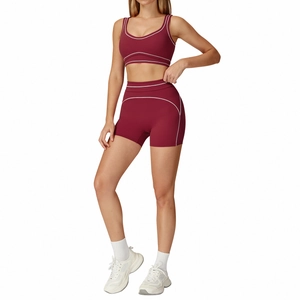 Ensemble de yoga bordeaux 2 pièces avec bordure blanche, brassière et short taille haute
