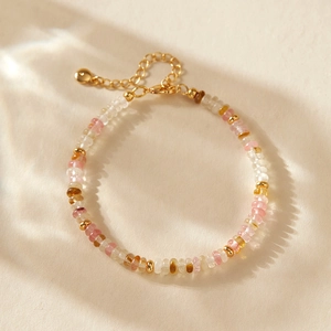 Detail eines bunten Kristallperlen-Armbands mit vergoldeten Trennelementen und Kette