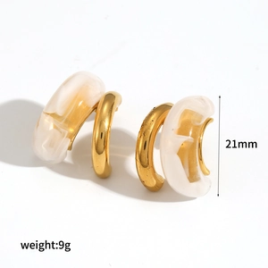 Macro detail of 21mm C-shaped 18k gold plated resin earrings with 9g weight info