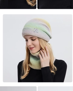 Gros plan d'un bonnet et d'un cache-col en tricot dégradé avec étiquette Sport