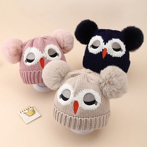 Bonnets en tricot hibou pour enfants avec broderie et deux pompons en fausse fourrure