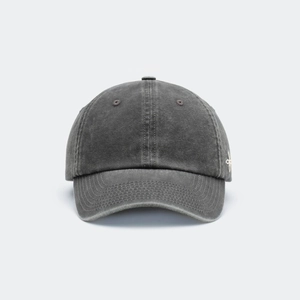 Détail de la casquette en coton gris anthracite délavé avec broderie sur le côté