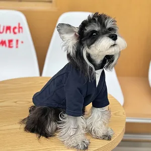 Felpa in maglia blu scuro con scollo a V per cani di piccola taglia su Schnauzer