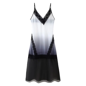 Abito lungo bohémien sexy con scollo a V, pizzo, sfumatura e finitura in raso di seta