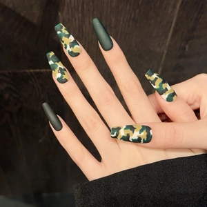 Lange Sargform-Nägel in Matt-Armeegrün und Camouflage-Design auf dunklem Holz-Hintergrund