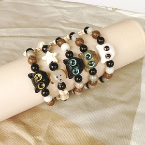 Keramik-Perlenarmbänder im Ethno-Stil mit niedlichen Tierfiguren auf einem Ständer