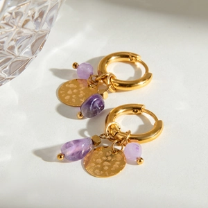 Boucles d'oreilles créoles en acier doré avec pierre naturelle violette et métal martelé