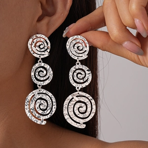 Boucles d'oreilles spirales argentées vintage avec texture martelée et style géométrique