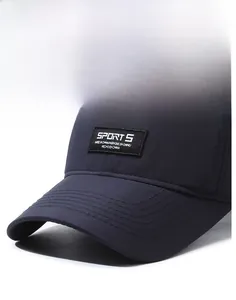 Dettaglio cappellino sportivo blu navy ad asciugatura rapida con visiera rigida e etichetta