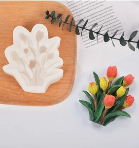 Dettaglio dello stampo in silicone per tulipani con modelli finiti in gesso e resina