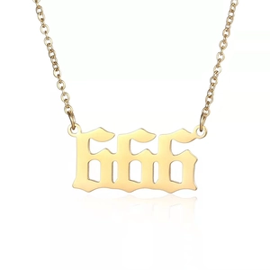 Gros plan du pendentif numéro 666 sur une chaîne dorée en acier inoxydable pour femme