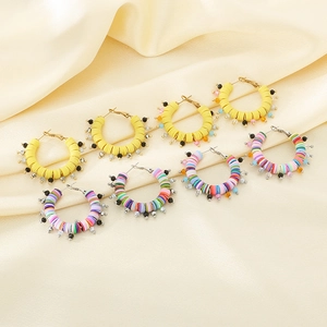 Boucles d'oreilles créoles colorées en résine sur fond satiné champagne élégant