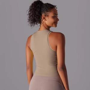 Détail du débardeur de yoga dos nageur avec texture froncée et coupe athlétique ajustée