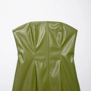 Robe bustier en similicuir vert olive avec coutures apparentes sur un fond blanc épuré