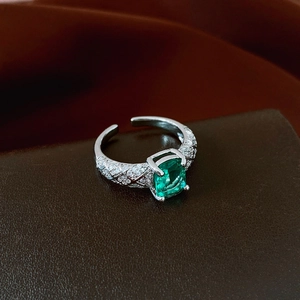 Dettaglio di un anello in argento regolabile con gemma quadrata verde e micro diamanti incastonati