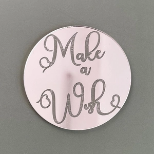 Detail de topper de gateau rond en acrylique, gravure laser Make a Wish pour fete d'anniversaire.