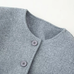 Elegante cappotto grigio in misto lana con scollo rotondo e bottoni raffinati