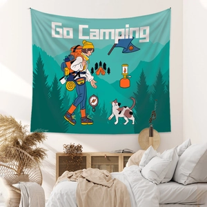 Détail d'une tapisserie Go Camping avec randonneurs de dessin animé et décor de forêt