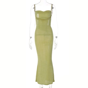 Détail d'une robe longue dos nu vert herbe avec texture en maille filet transparente