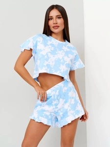 Dettaglio del set da casa azzurro tie-dye con pantaloncini a volant e top corto