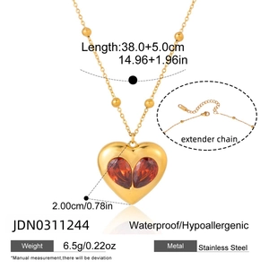 Détail du pendentif coeur en zircon rouge avec chaîne ajustable en acier inoxydable