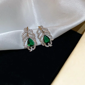 Vue détaillée des boucles d'oreilles feuille en argent avec zircon et pierres vertes poire