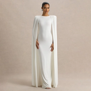 Elegante abito da sera bianco a pieghe con spalline e mantello lungo fino a terra