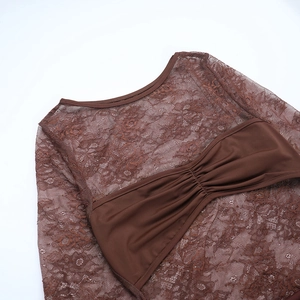 Gros plan détaillé sur la dentelle florale marron et le corsage plissé de la robe