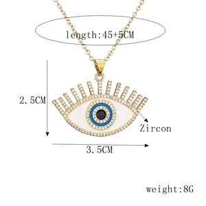 Dettaglio della collana dorata con malocchio, zirconi e dimensioni catena 45+5cm