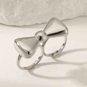 Adjustable silver oversized bow double ring made of polished metal for a stylish look