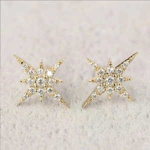 Exquisitos pendientes de estrella de ocho puntas en oro con circonitas brillantes engastadas