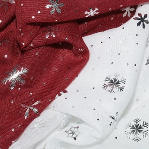 Détail du châle en coton rouge et blanc avec motif de flocons d'argent et texture du tissu