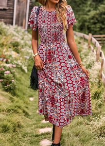 Détail de robe midi bohème rouge à motif paisley avec buste smocké et jupe en A