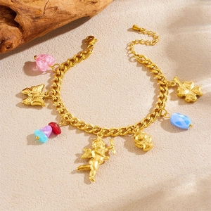 Bracelet à maillons dorés avec breloques Cupidon, papillon et trèfle sur bois