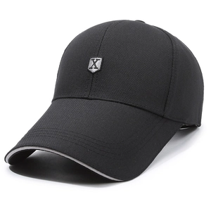 Casquette de baseball noire avec visière allongée et logo bouclier argenté sur blanc