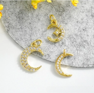 Détail de pendentifs lune plaqués or 18 carats avec zircons incrustés pour colliers