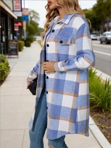 Damen-Hemdjacke aus Wolle mit blauem Karomuster und Brusttaschen für den Herbstlook