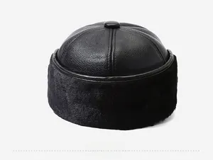 Vue arrière détaillée d'une casquette d'hiver en cuir pour homme avec doublure en peluche