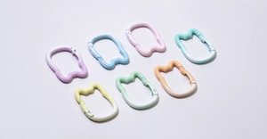 Macro display of cat-shaped alloy spring rings in seven gradient macaron colors