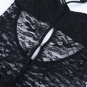 Vue détaillée de la texture de dentelle florale noire et boucle en perle métallique