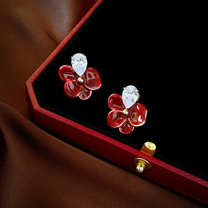 Boucles d'oreilles fleurs vintage avec zircone et émail rouge dans un coffret cadeau