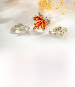 Detailansicht der Ahornblatt-Ohrringe und Zirkon-Set in Silber und Kaffee-Gold-Finish
