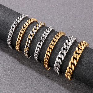 Bracelets gourmette classiques en acier inoxydable or et argent sur un support noir